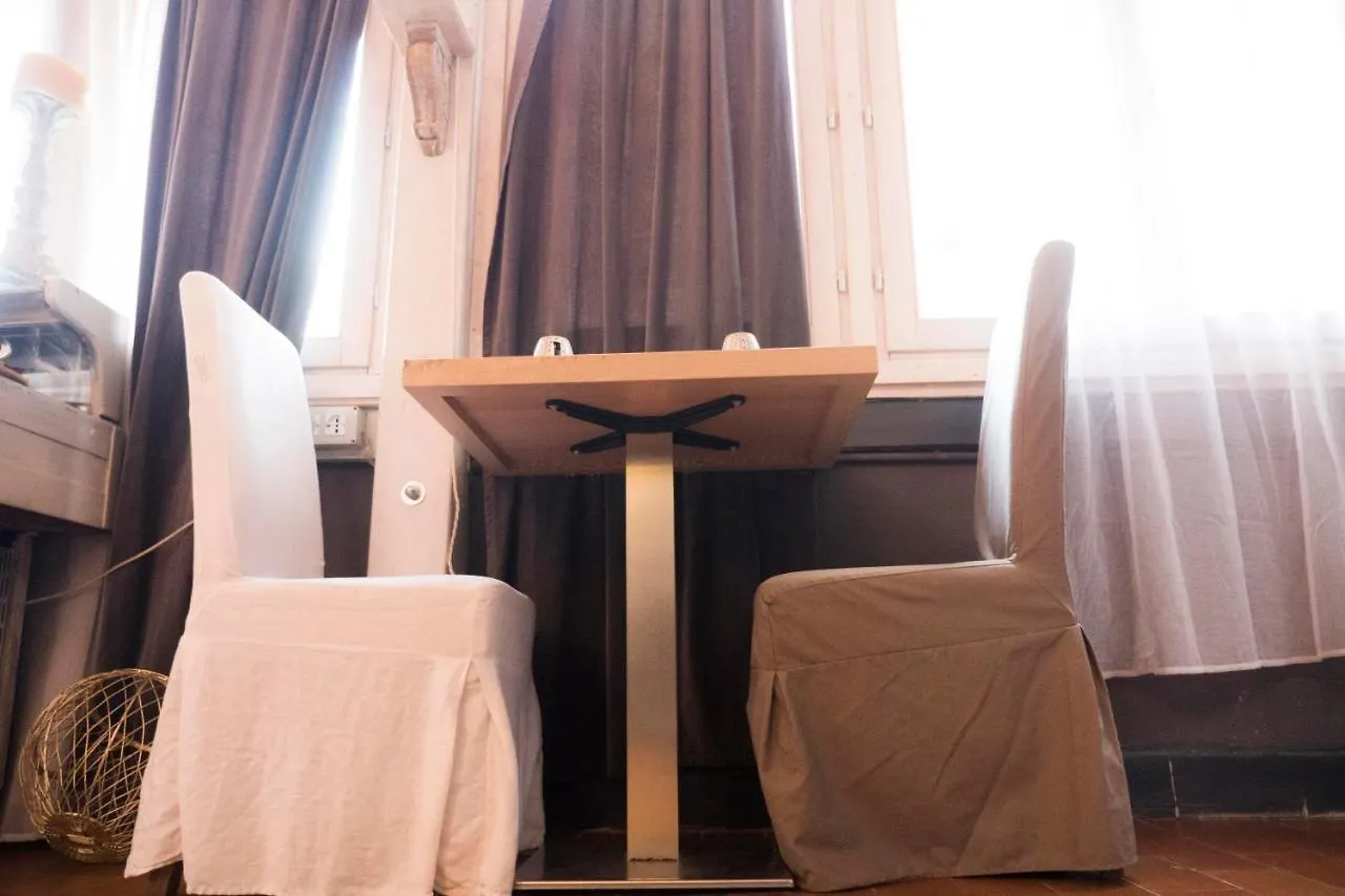 Bed & Breakfast Les Chambres De Amelie Italy